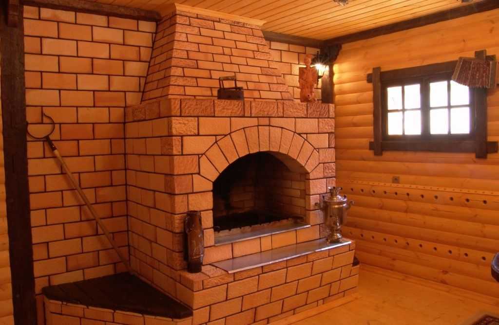 Интерьеры гостиной с камином: 99 удачных фото
